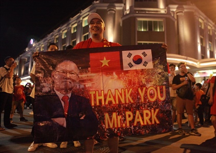Hàng nghìn cổ động viên xuống đường mừng chiến thắng của tuyển Việt Nam
