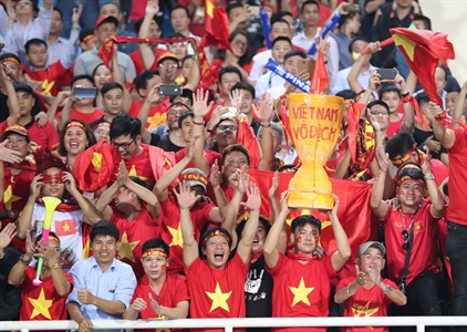 Cả nước xuống đường mừng chiến thắng của đội tuyển Việt Nam