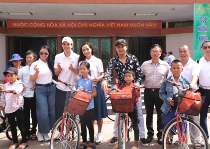 Nghệ sĩ Việt – Hàn trao quà Tết thiếu nhi cho trẻ em mồ côi và khuyết tật
