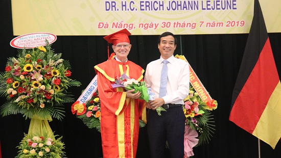 Đà Nẵng: Trao tặng danh hiệu Giáo sư danh dự cho Tiến sĩ Danh dự Erich...
