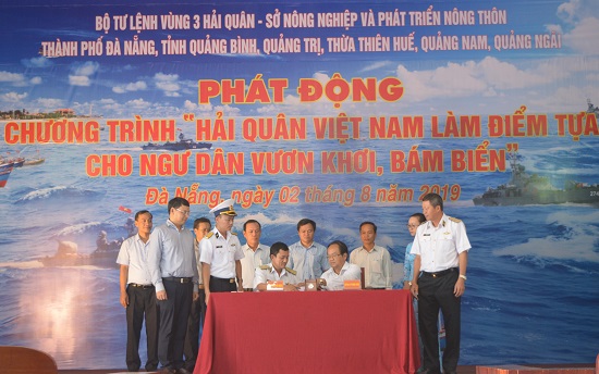 Hải quân Việt Nam hỗ trợ ngư dân vươn khơi, bám biển