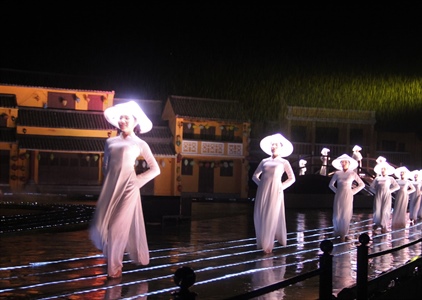 500 diễn viên đội mưa tái hiện Ký ức Hội An