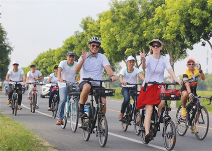 Du khách cùng các bạn trẻ đạp xe chống biến đổi khí hậu