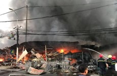 Thanh Hóa: Cháy chợ tạm, 400 gian hàng của tiểu thương bị thiêu rụi