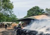 Nghệ An: Xưởng gỗ bóc bốc cháy giữa trưa nắng nóng
