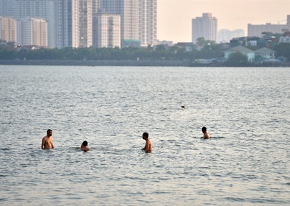 Hà Nội: Người dân mạo hiểm “vượt rào” hóng gió, tắm giải nhiệt tại Hồ Tây
