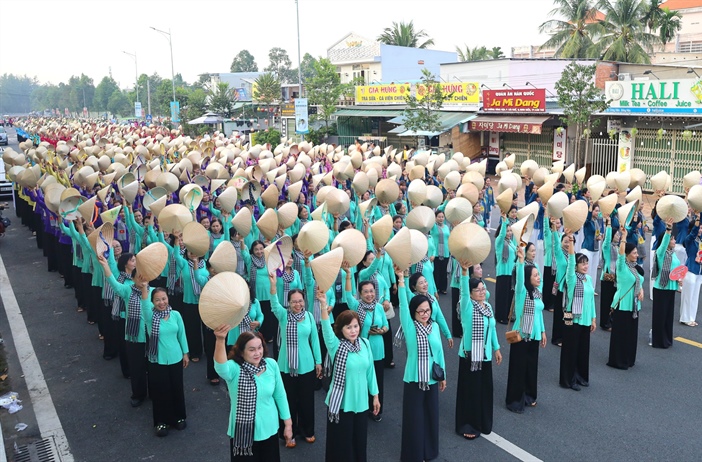 Cần Thơ: Hơn 5.000 phụ nữ diễu hành áo bà ba, áo dài